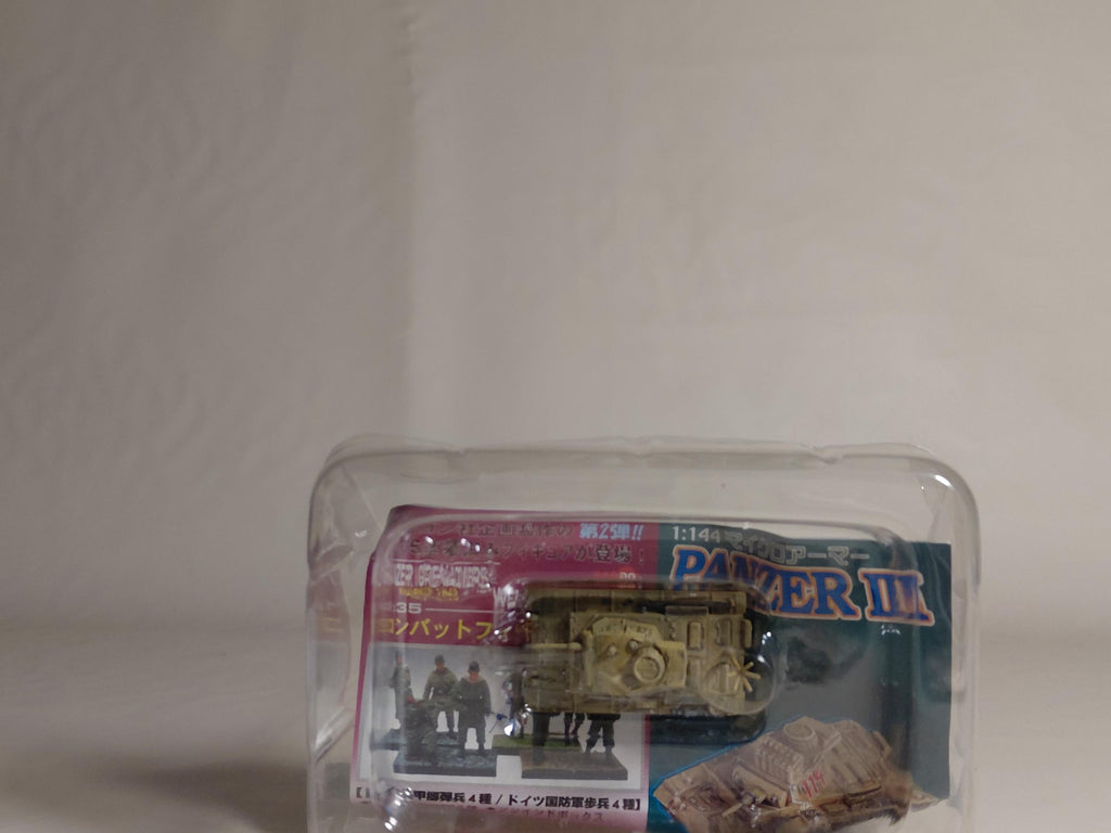 1/144 Micro Armor Dragon model of a World War II German Sd.Kfz. 251/1 halftrac