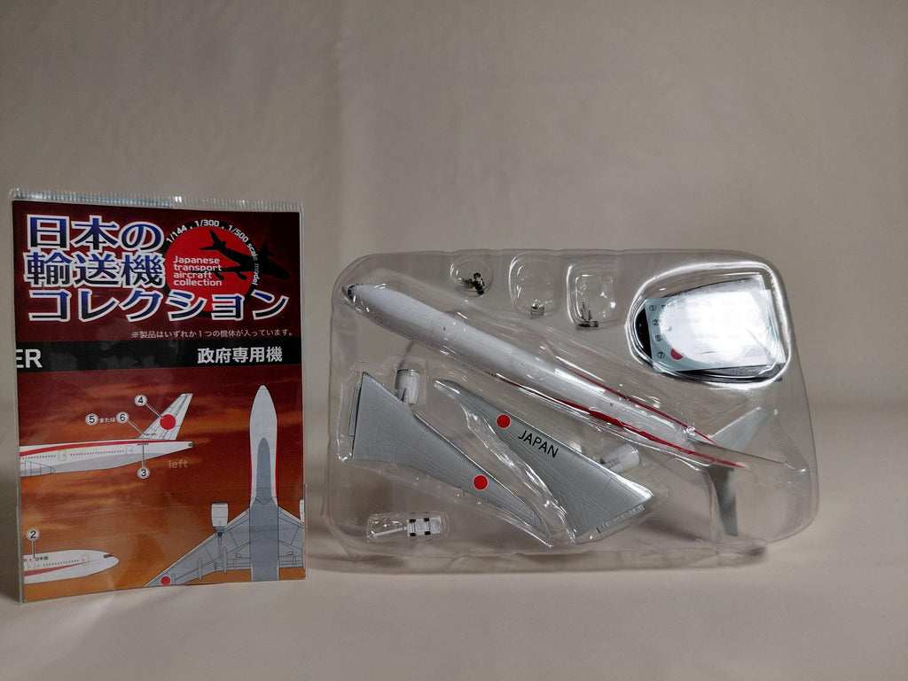 F-toys 1/500 Japanese Transportation Collection Boeing 77-300ER Government Dedicated Aircraft Towing Car