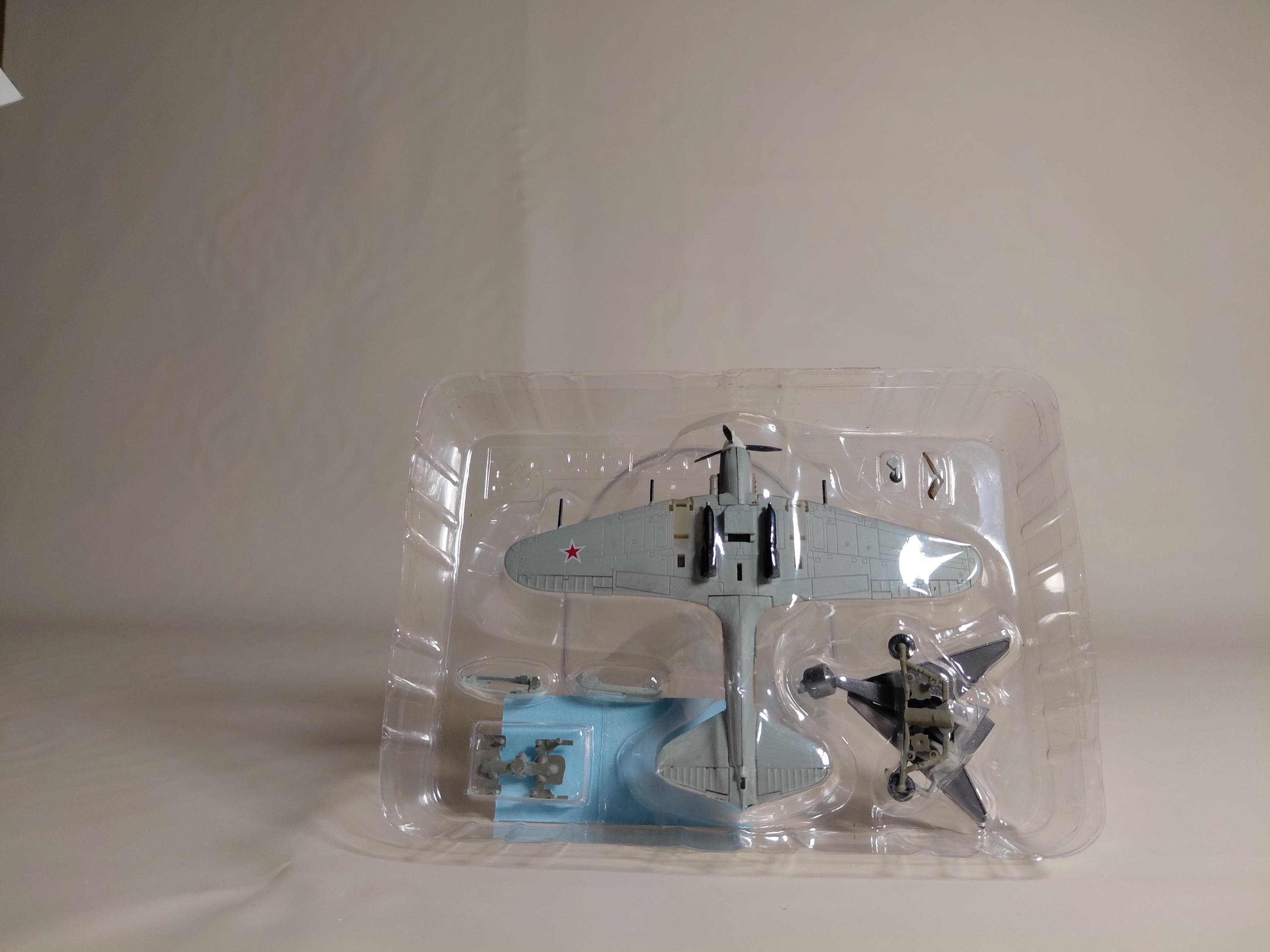 F-toys 1/144 WWII Warbird Collection. Russian IL-2M3 Shturmovik #4A
