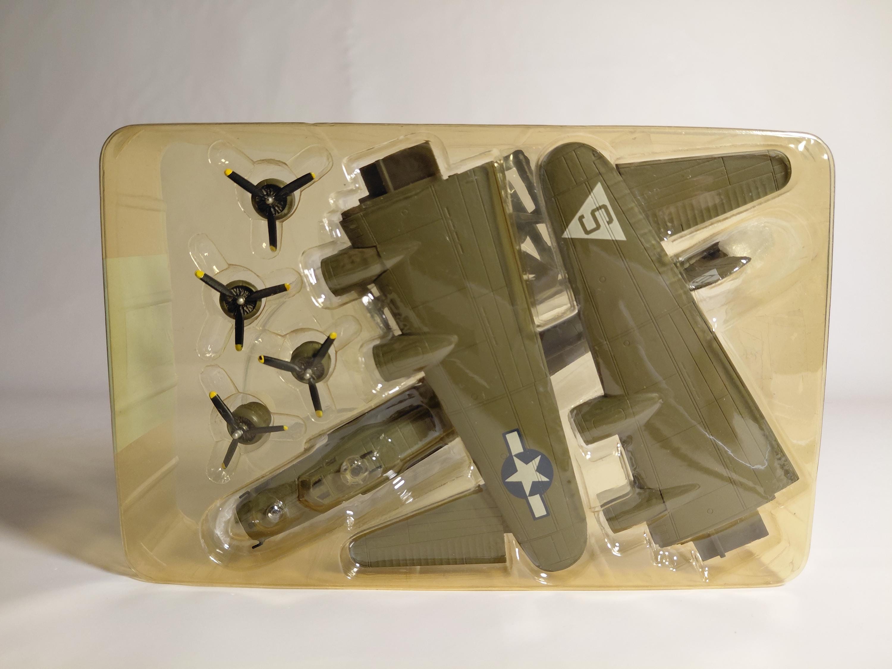 F-toys Large Aircraft(Heavy Bomber) Collection B-17G USAF Bomber Flying Fortress Mary Alice 401BG 615thBS IY-G #2A