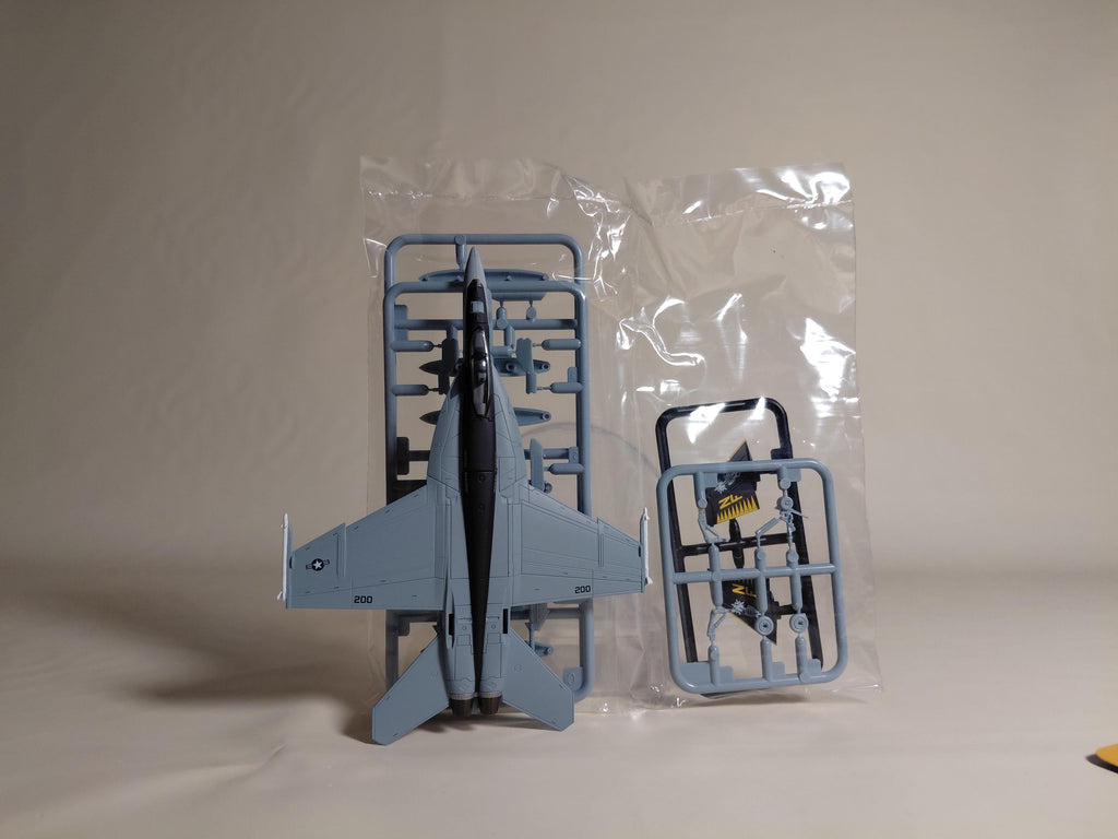 Doyusha 1/144 Modern Aircraft Collection Vol. 10, Deep Blue Sea and Sparrowhawk F/A-18E/F Super Hornet VFA-27 Royal Maces (Single Item)