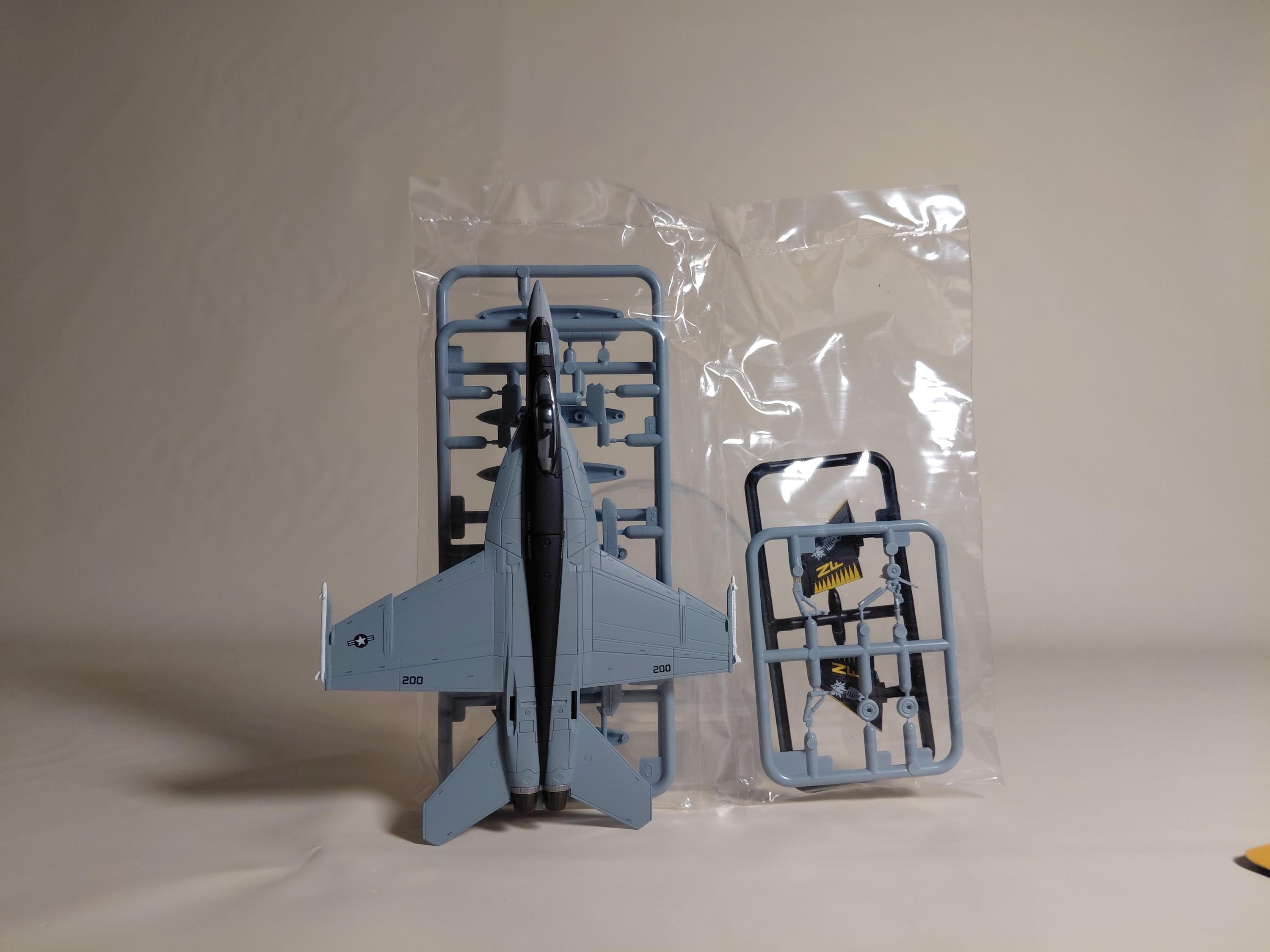 Doyusha 1/144 Modern Aircraft Collection Vol. 10, Deep Blue Sea and Sparrowhawk F/A-18E/F Super Hornet VFA-27 Royal Maces (Single Item)