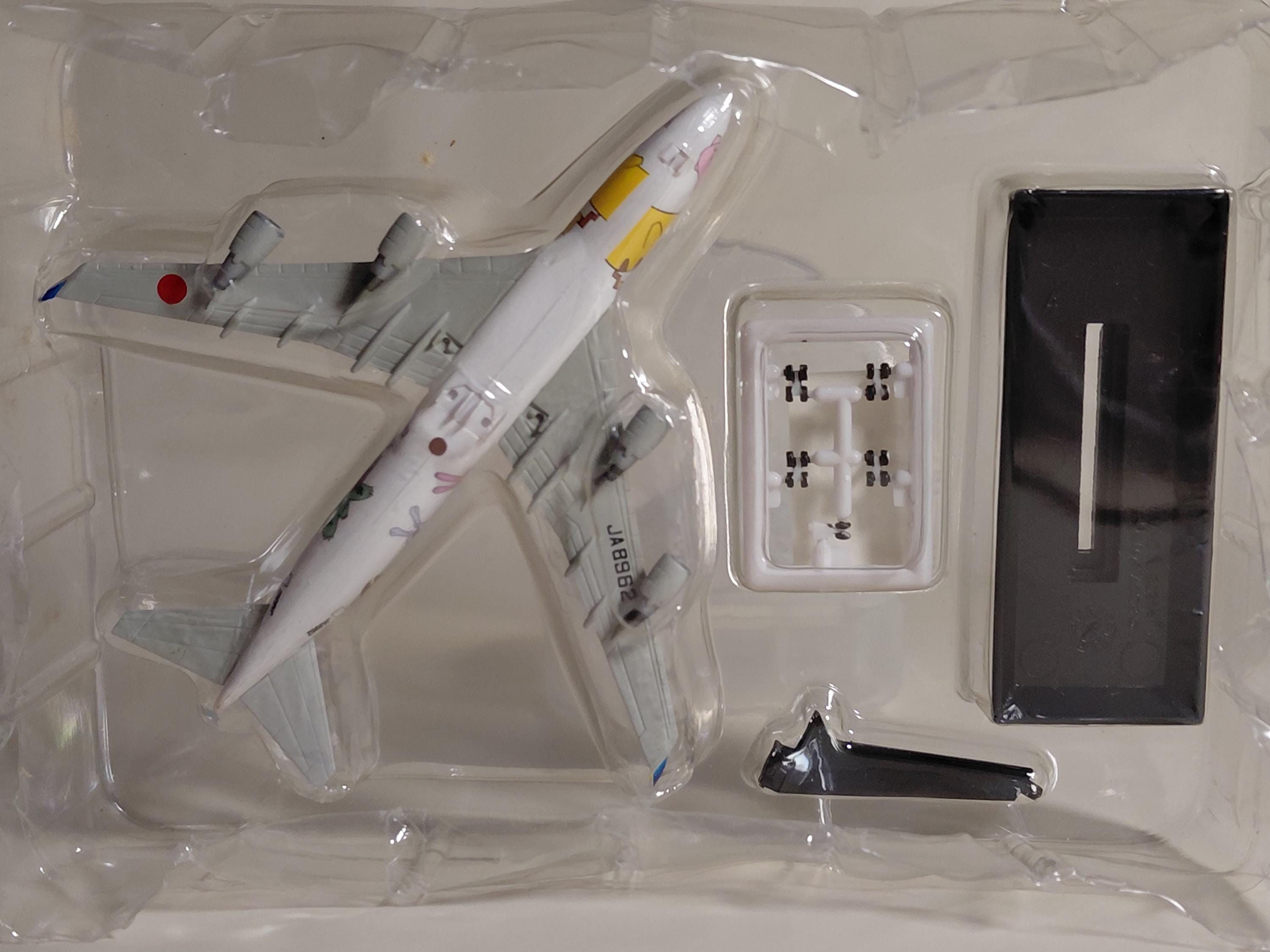 Takara Tomy 1/700 Boeing 747 ANA Pokemon Jet International