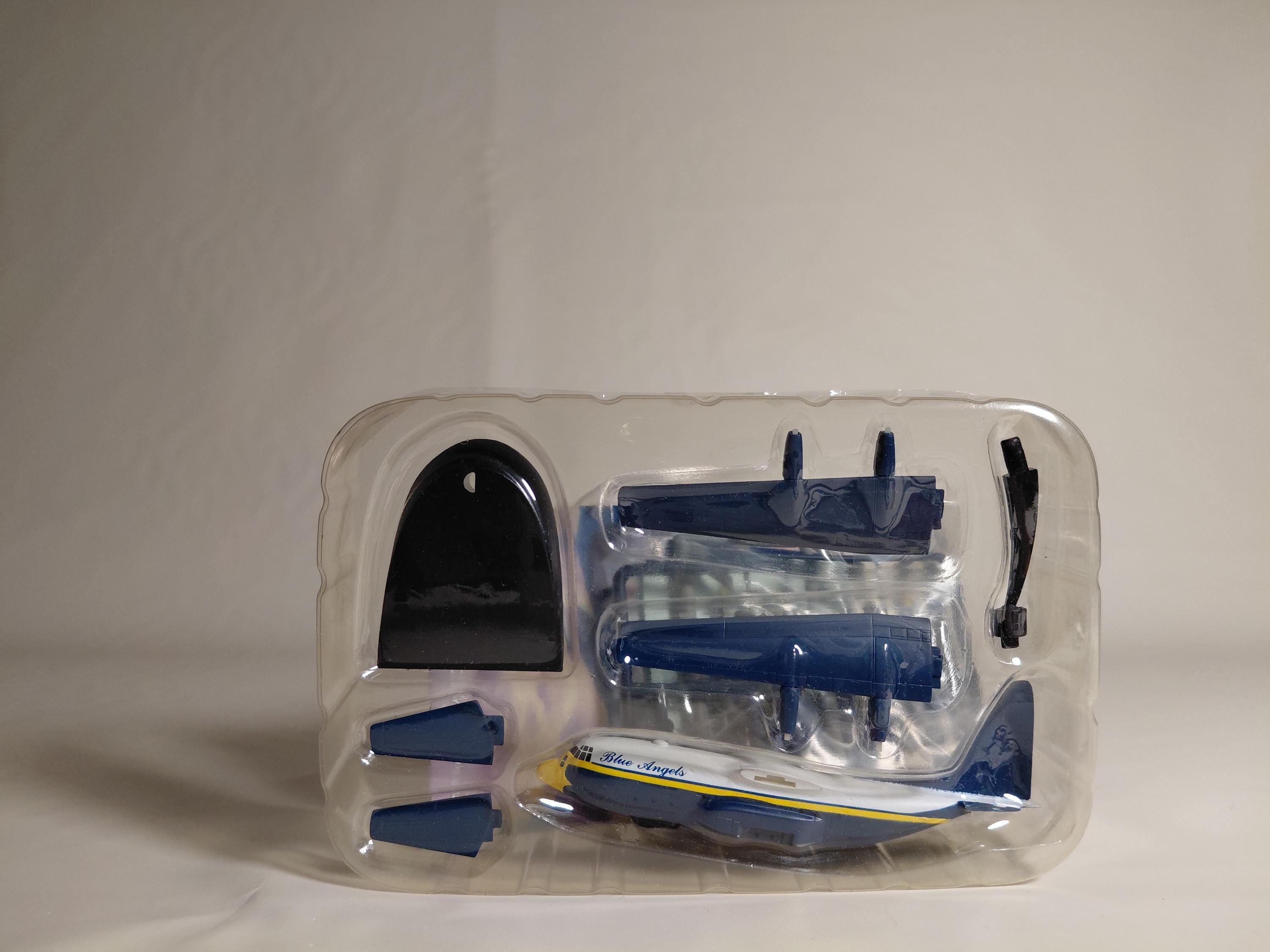 F-toys 1/300 Tactical Transport Aircraft C-130 Us Marine Corps Blue Angel #1C