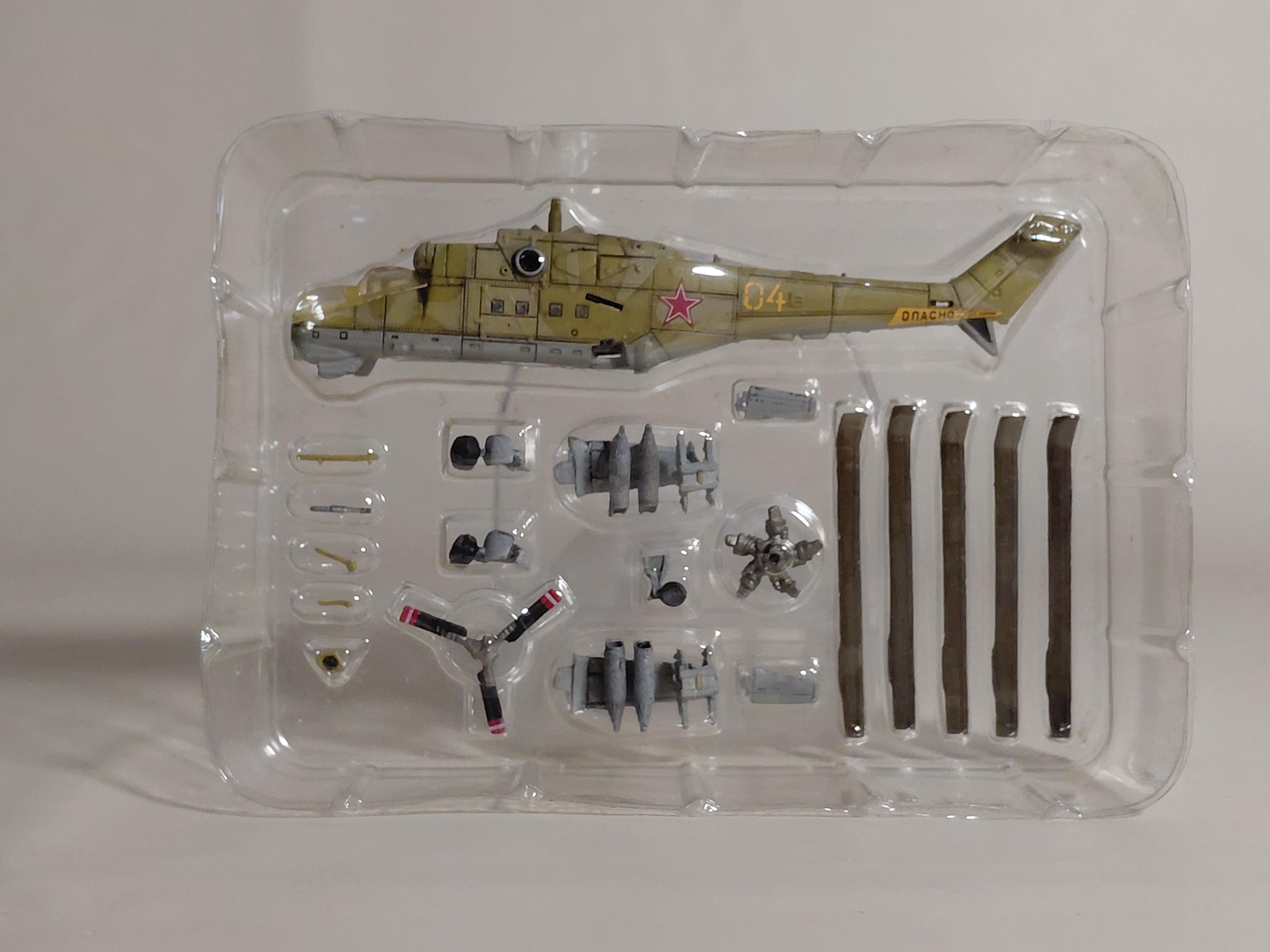 F-toys 1/144 Heliborne Helicopter vol 1. Mi-24 Hind Russia Army #2a