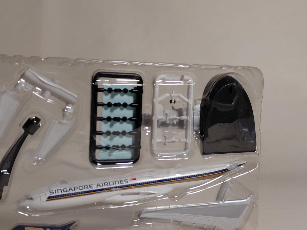 F-toys 1/500 #2. AIRBUS 330-300 "World Airlines: Singapore Airlines"