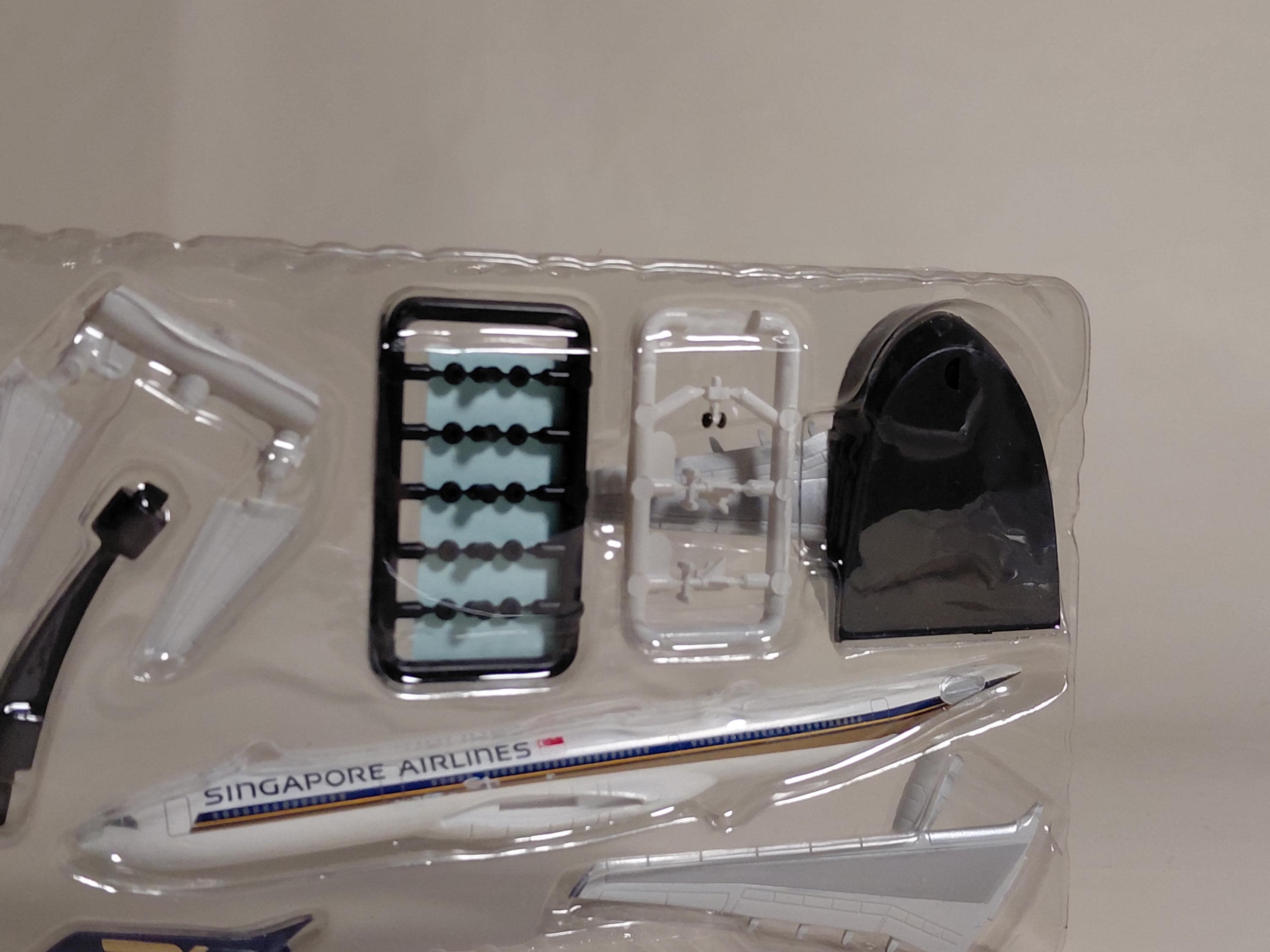 F-toys 1/500 #2. AIRBUS 330-300 "World Airlines: Singapore Airlines"