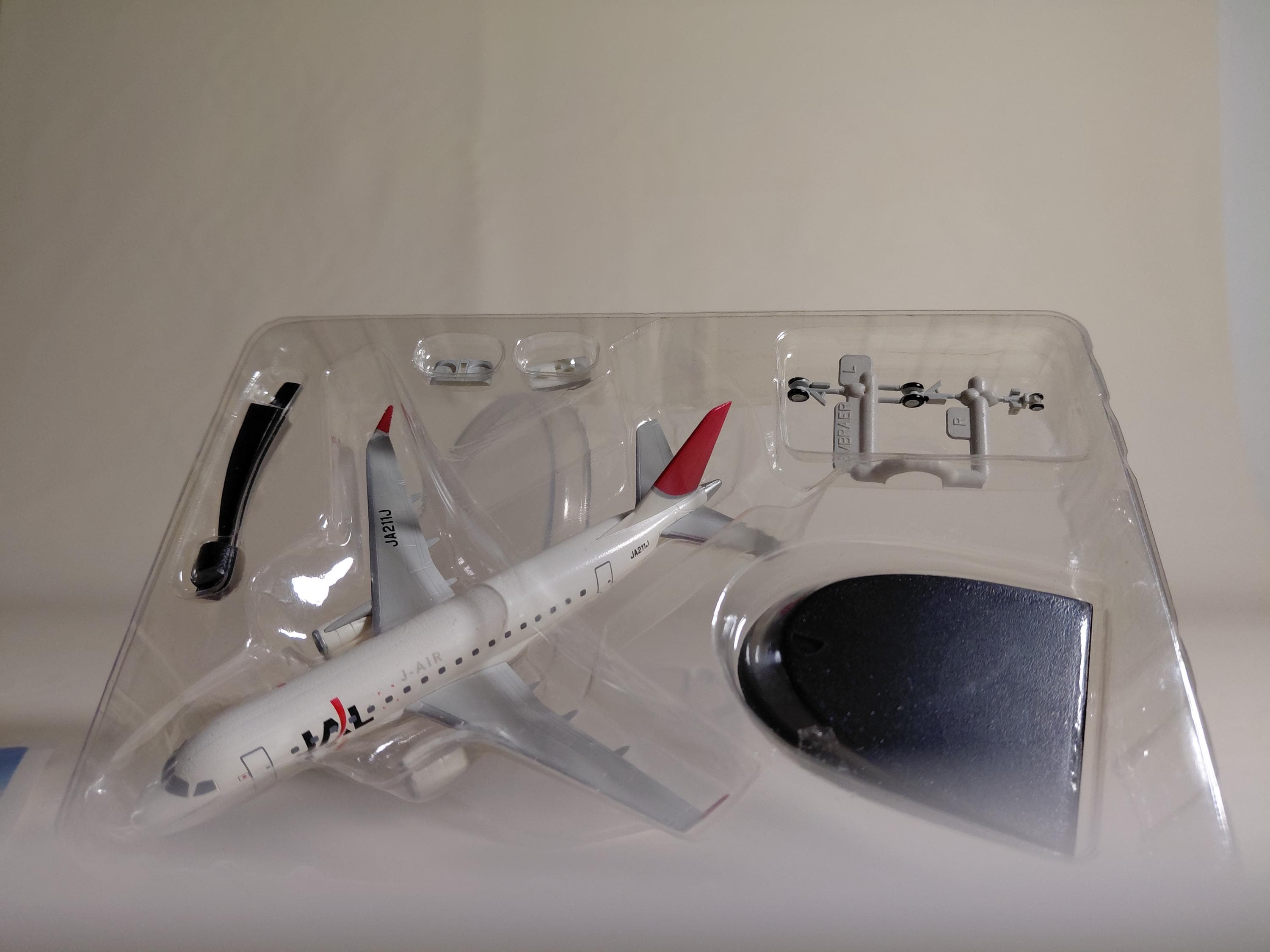 1/300 Embraer 170 JA211J Small Jet Passenger Aircraft # JAL Wing Collection 2
