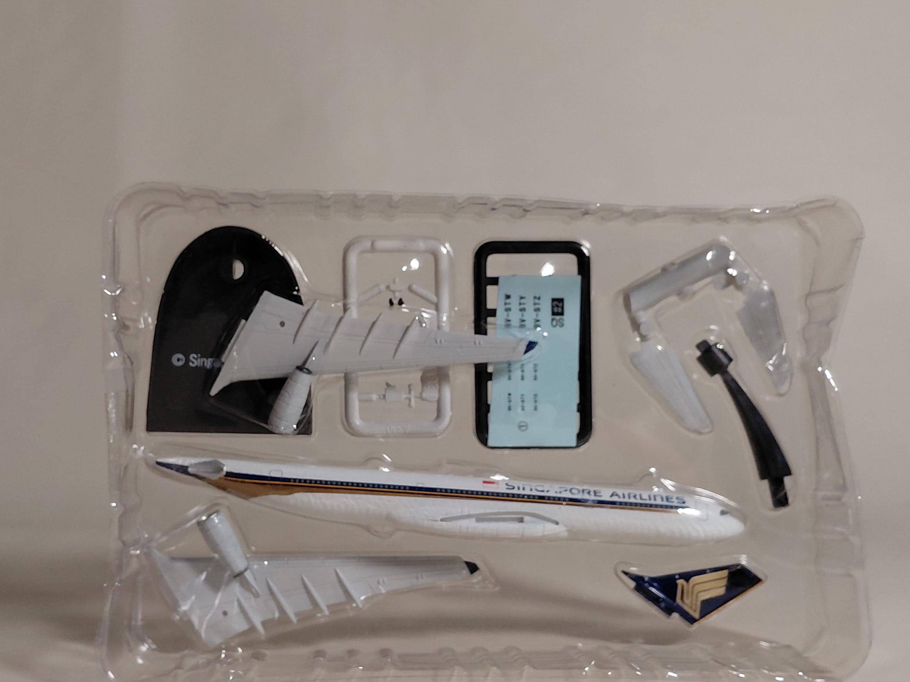 F-toys 1/500 #2. AIRBUS 330-300 "World Airlines: Singapore Airlines"